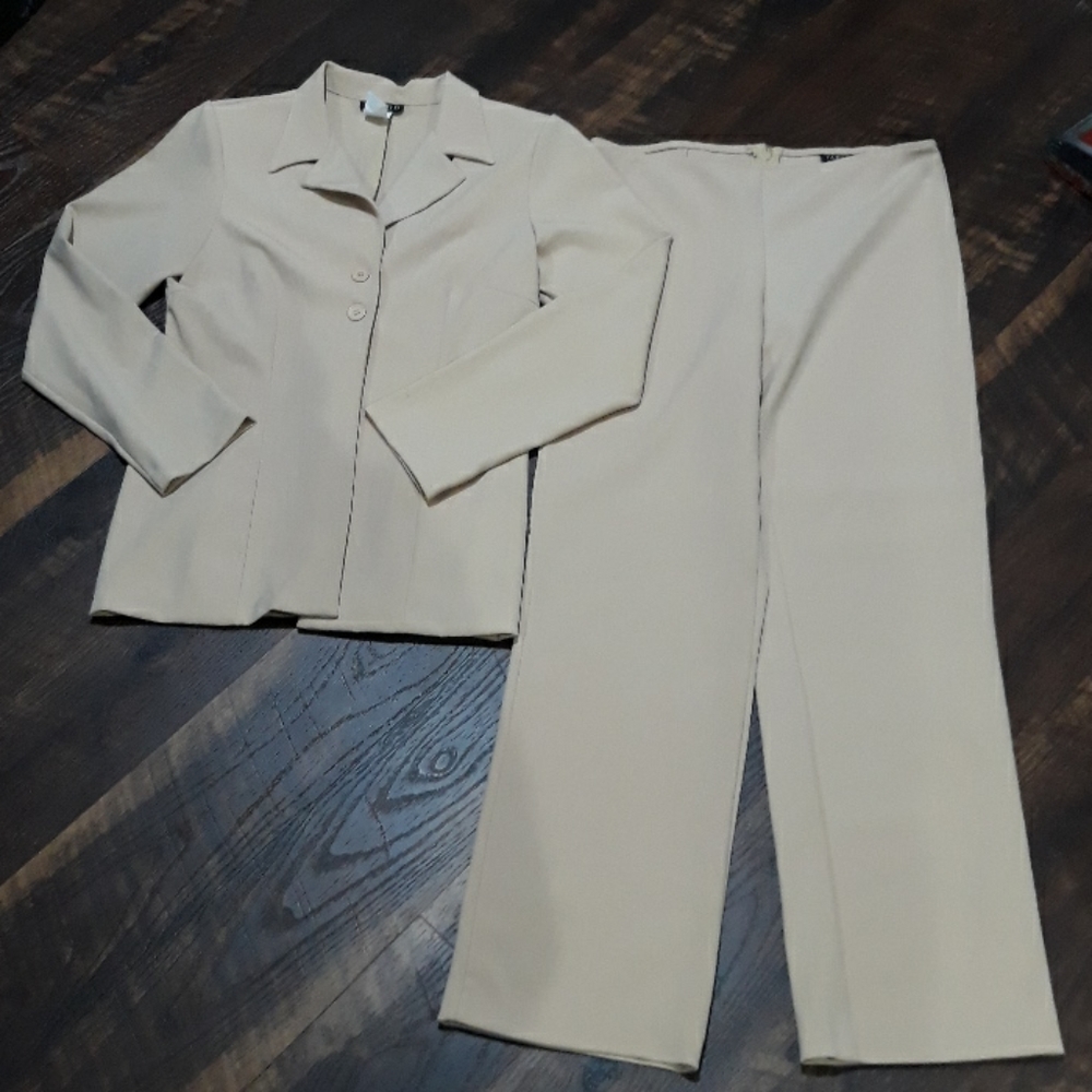 Tabloid women tan 2-piece pantsuit